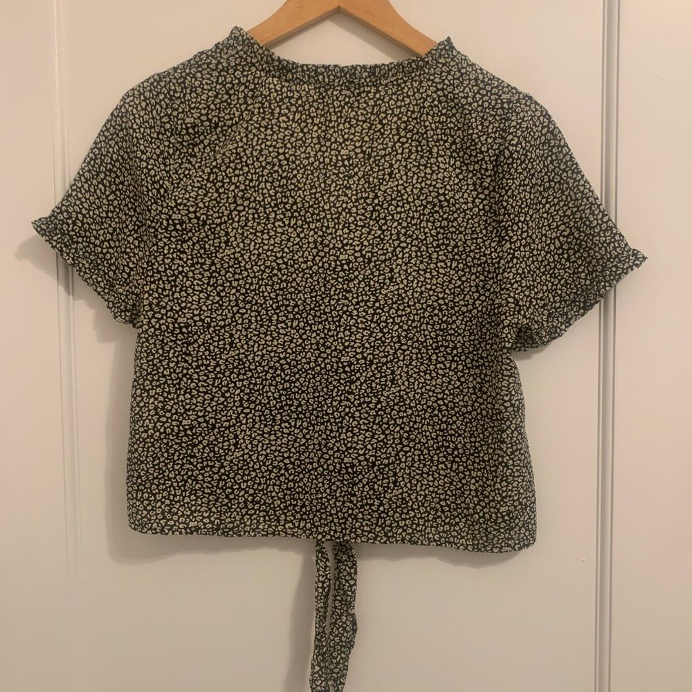 Gilli Small Cropped tie Button down - Picture 3 of 3